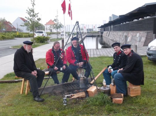 Matroser, landsoldater og kanonerer fr varmen ved blet