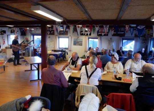 Så er der mad og underholdning i sejlklubben i Køge